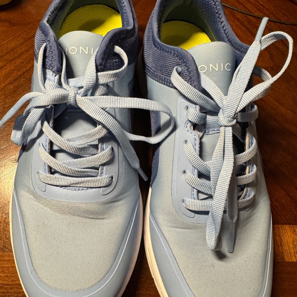 Vionic Women’s Light Blue Sneakers, EUC